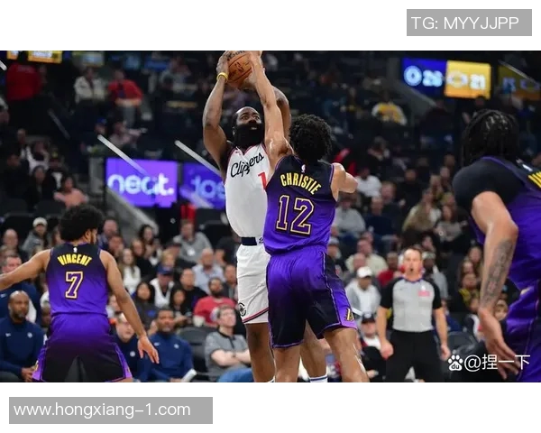 湖人对决快船激战正酣球迷期待的洛城德比即将上演